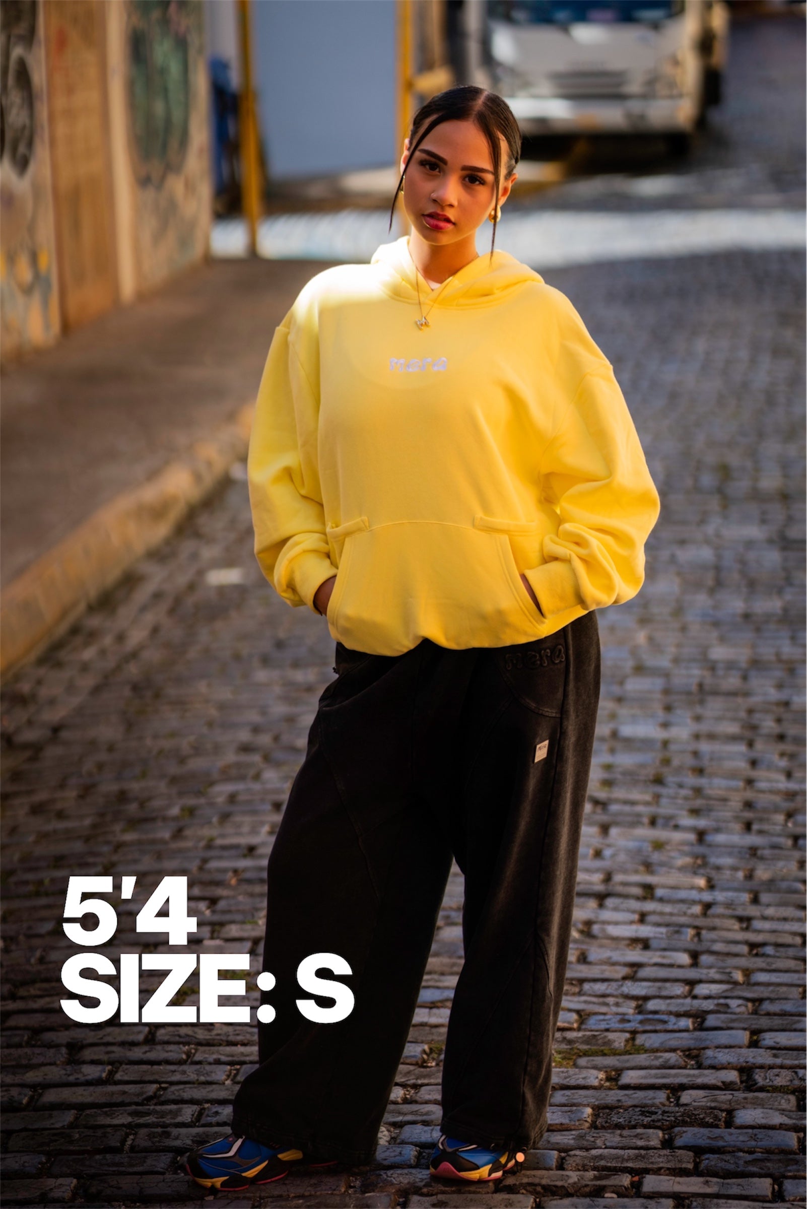 Sudadera amarilla con capucha Básicos