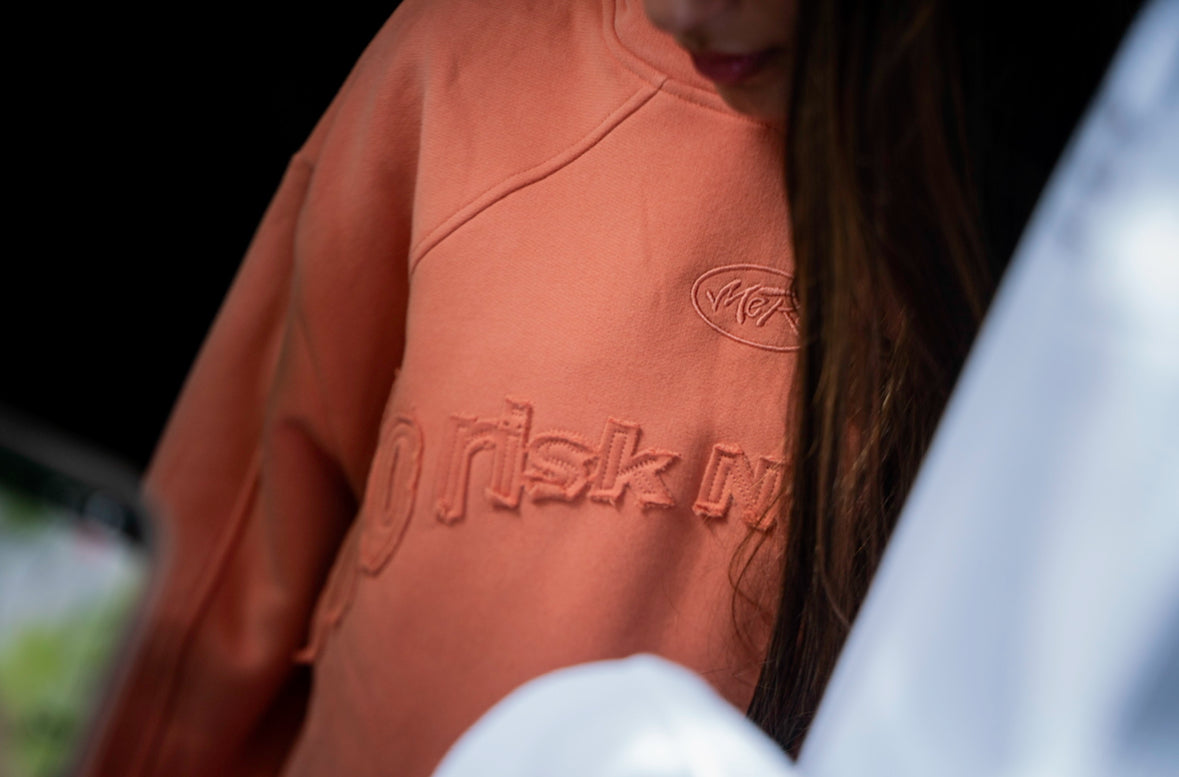 Sudadera con capucha naranja de NRNS