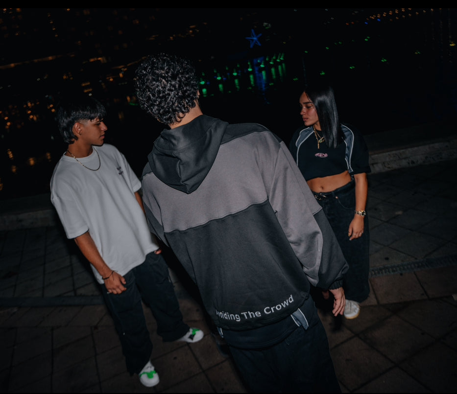 Sudadera con Capucha Negra "Evitando a la Multitud"