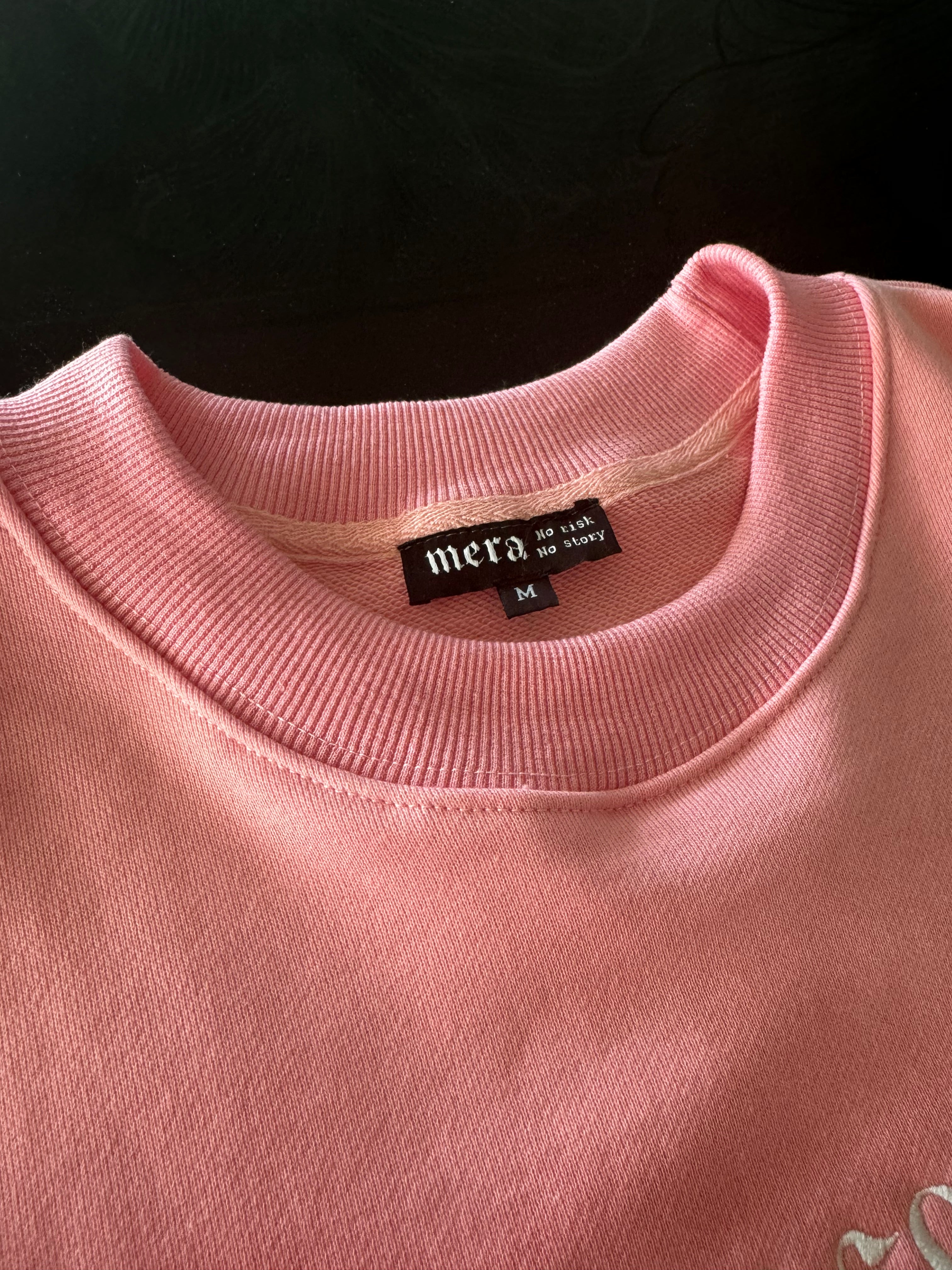 Camiseta rosa del personaje principal
