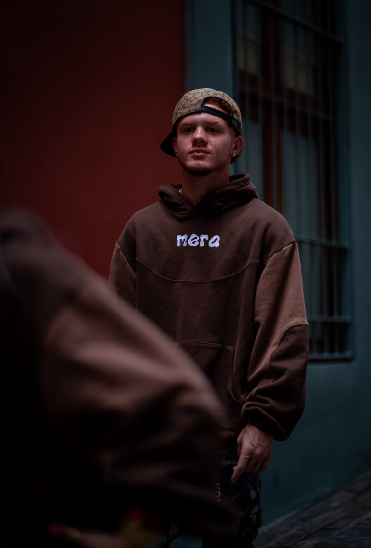 Anulación de la sudadera con capucha marrón Crowd (REPOSICIÓN)