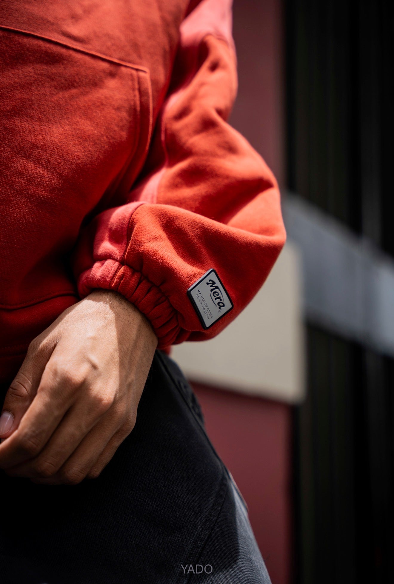 Evitando la multitud Sudadera con capucha roja