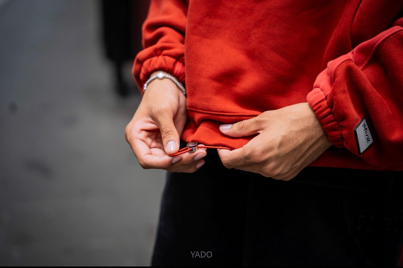 Evitando la multitud Sudadera con capucha roja