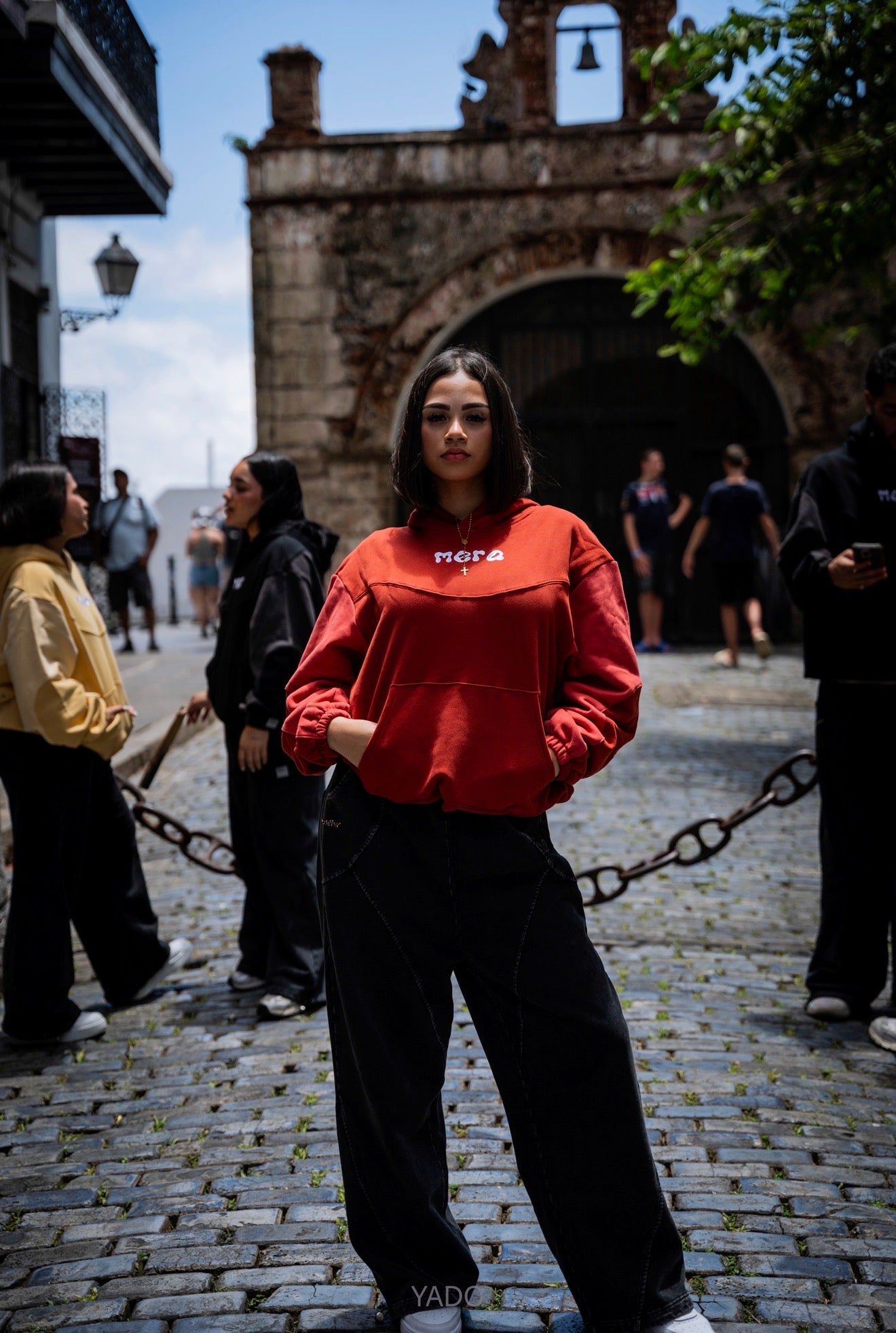 Evitando la multitud Sudadera con capucha roja