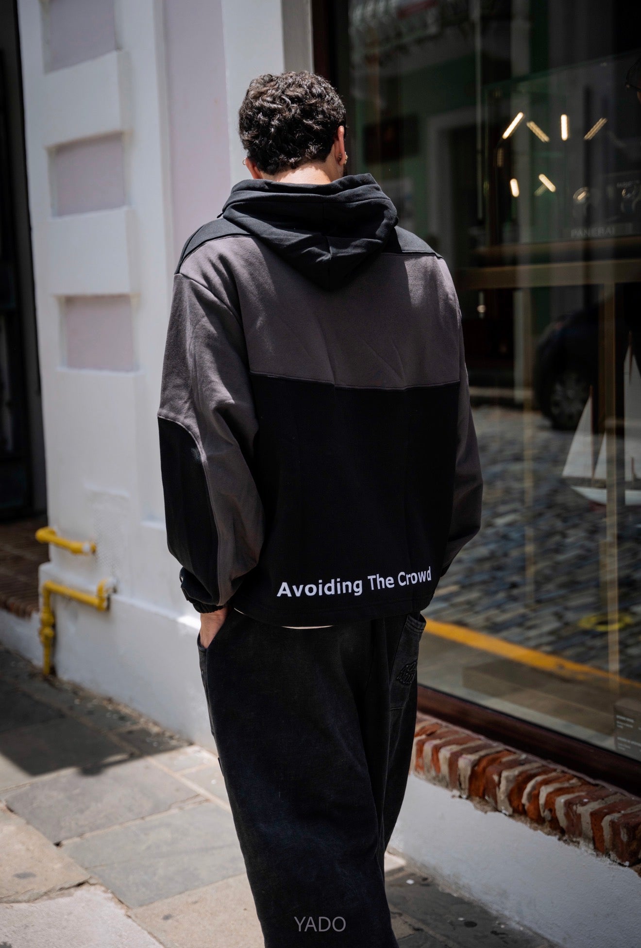 Sudadera con Capucha Negra "Evitando a la Multitud"