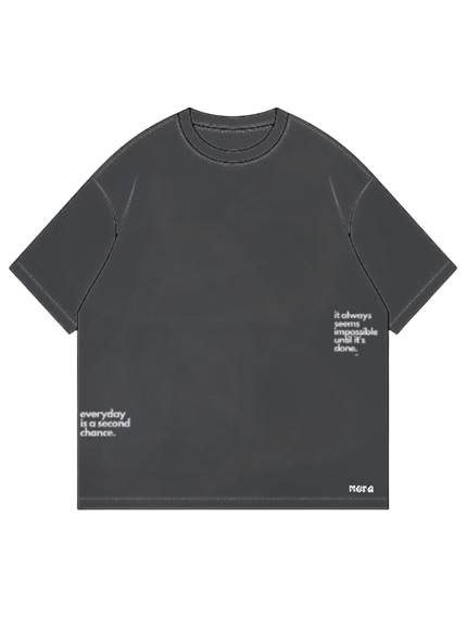 Personaje principal: camiseta gris