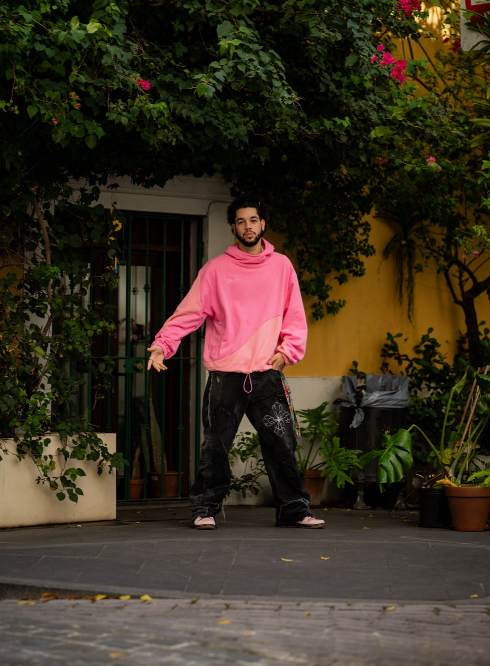 Sudadera con capucha rosa navideña