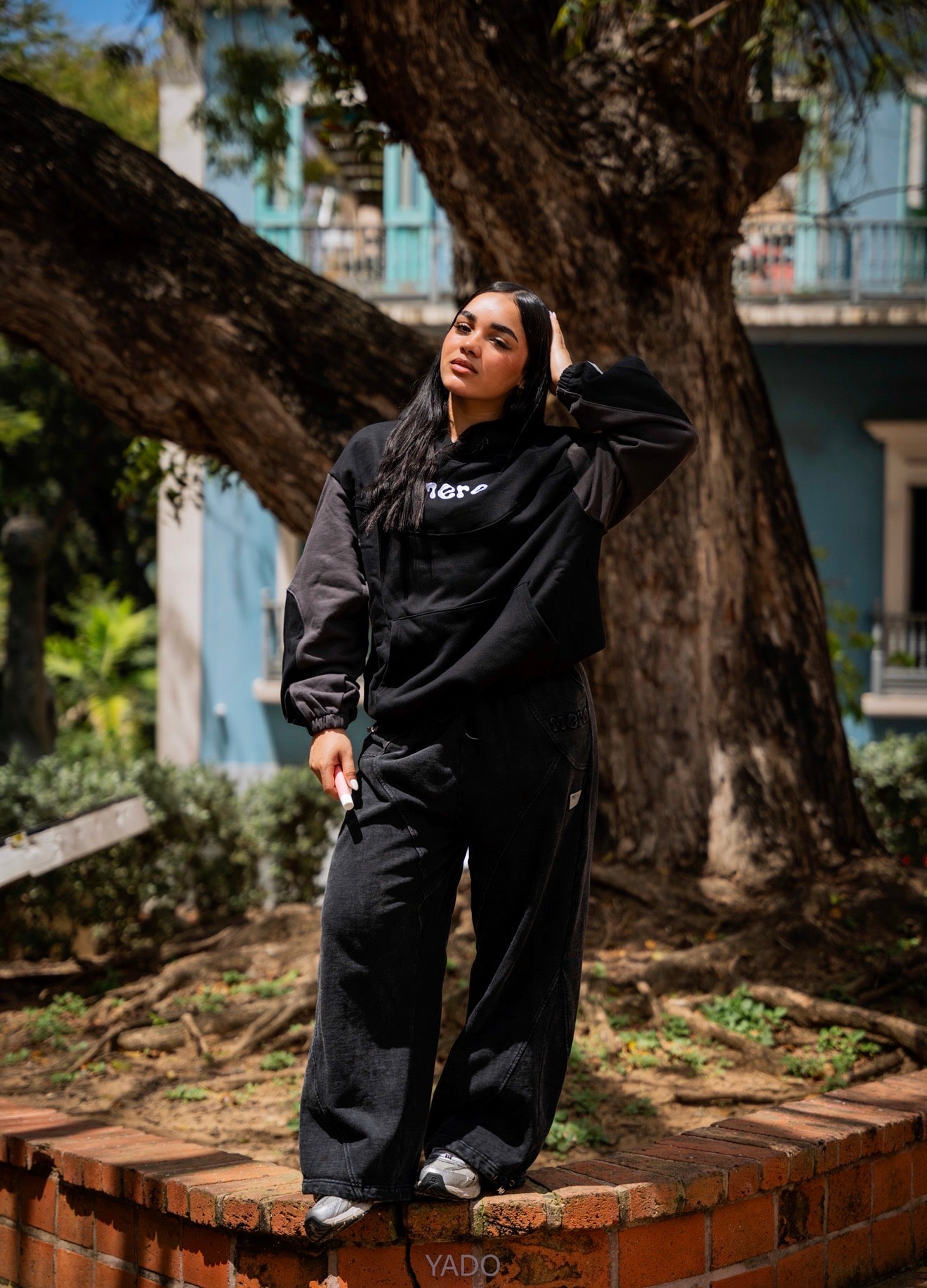 Sudadera con Capucha Negra "Evitando a la Multitud"