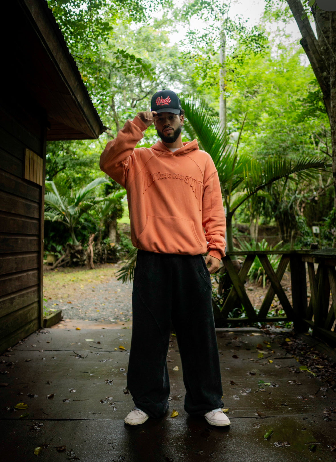 Sudadera con capucha naranja de NRNS