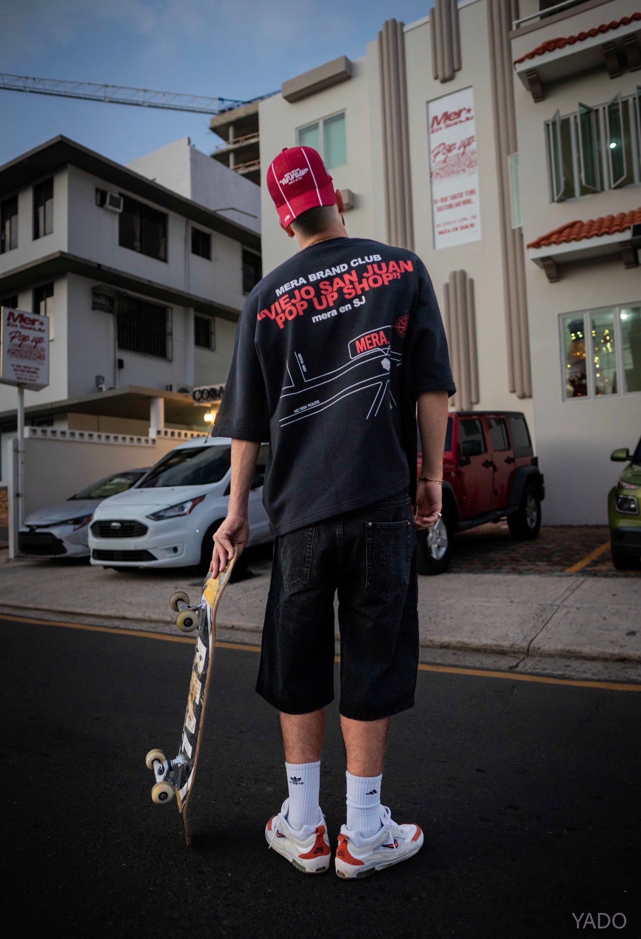 CAMISETA NEGRA POP-UP