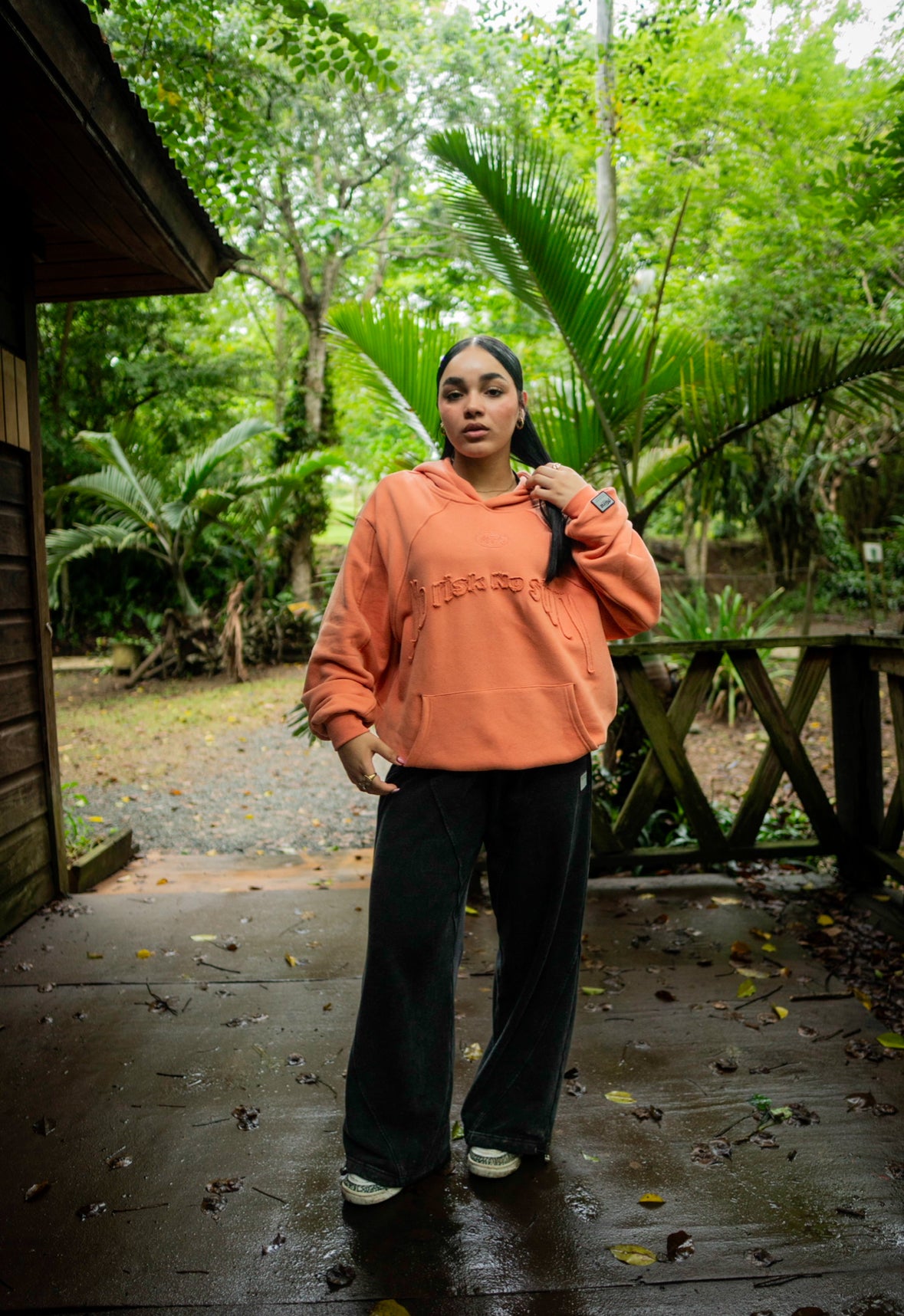 Sudadera con capucha naranja de NRNS