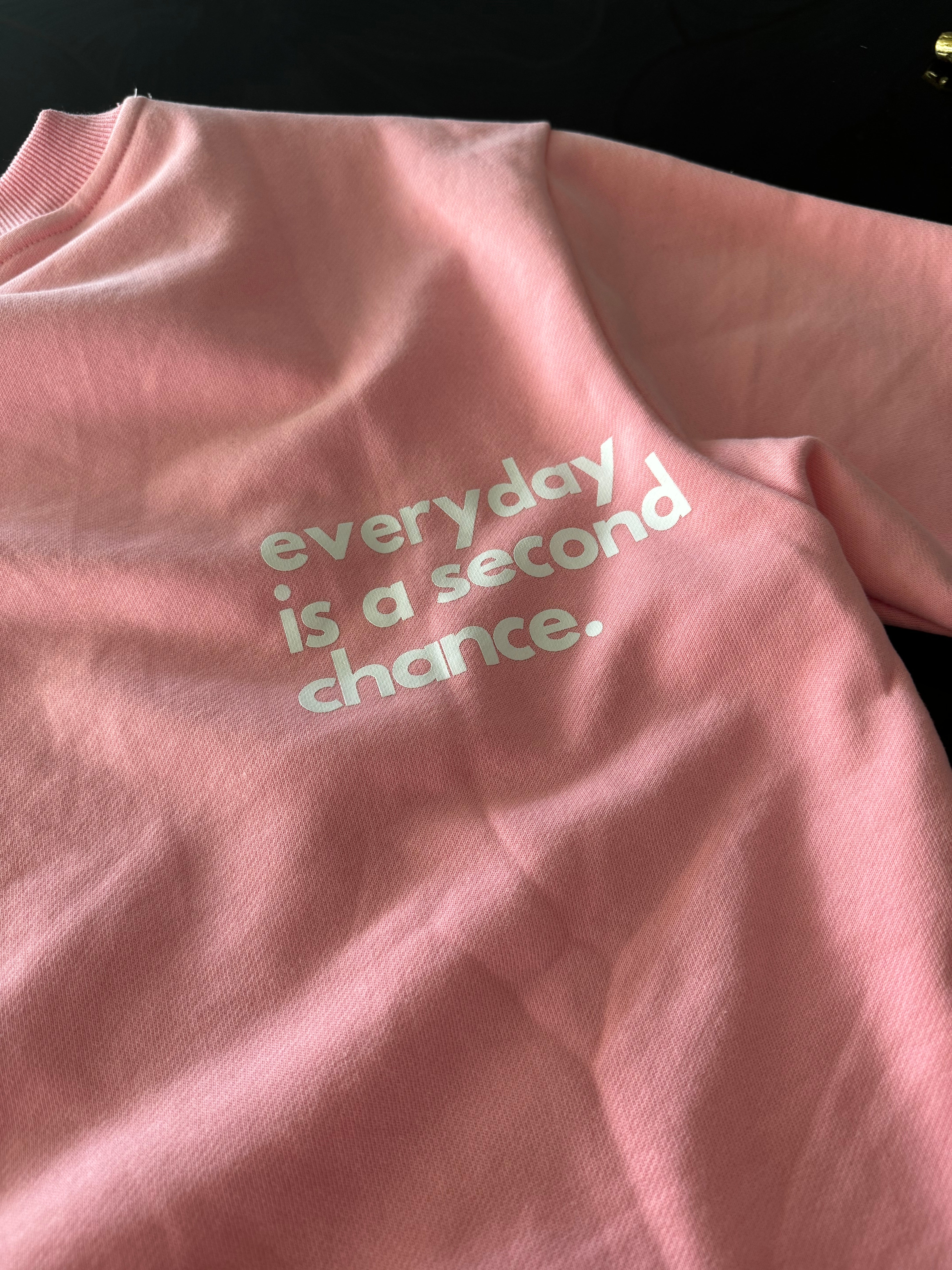 Camiseta rosa del personaje principal