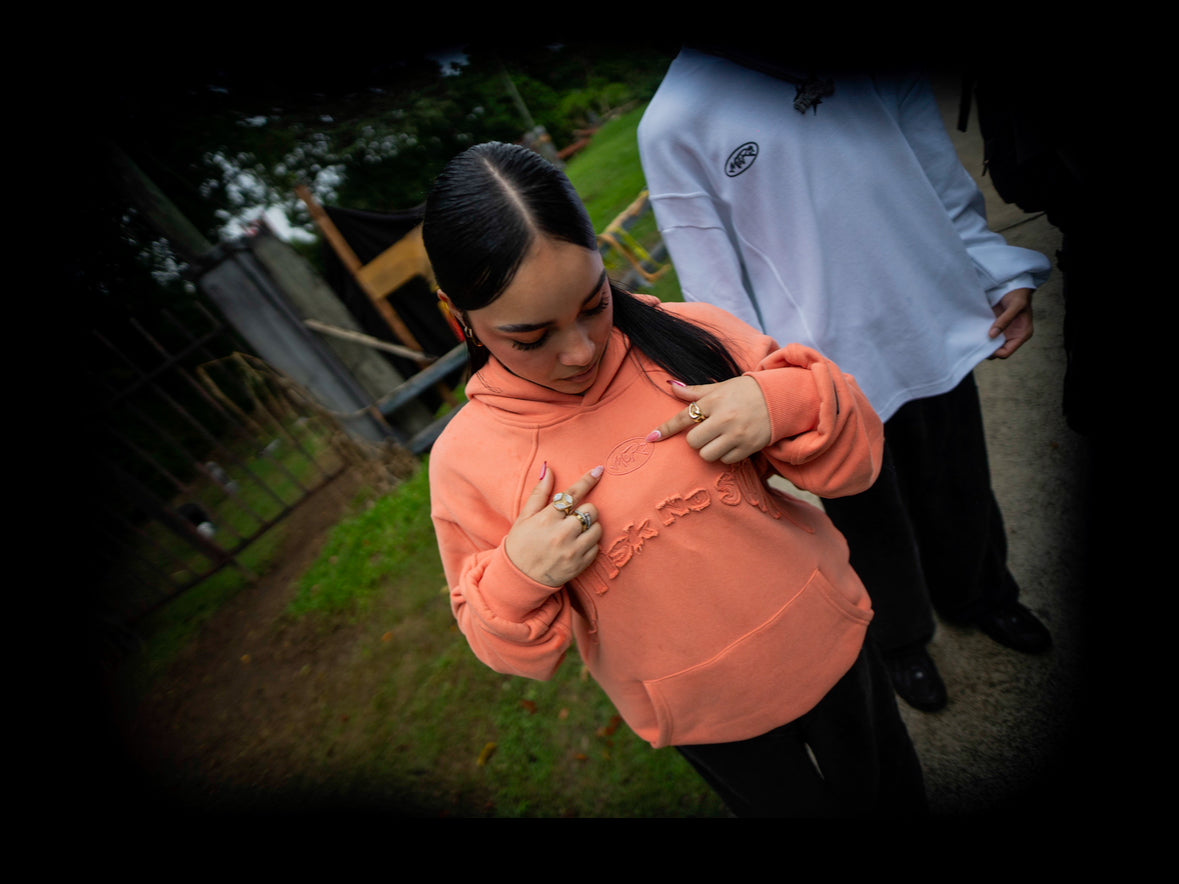 Sudadera con capucha naranja de NRNS