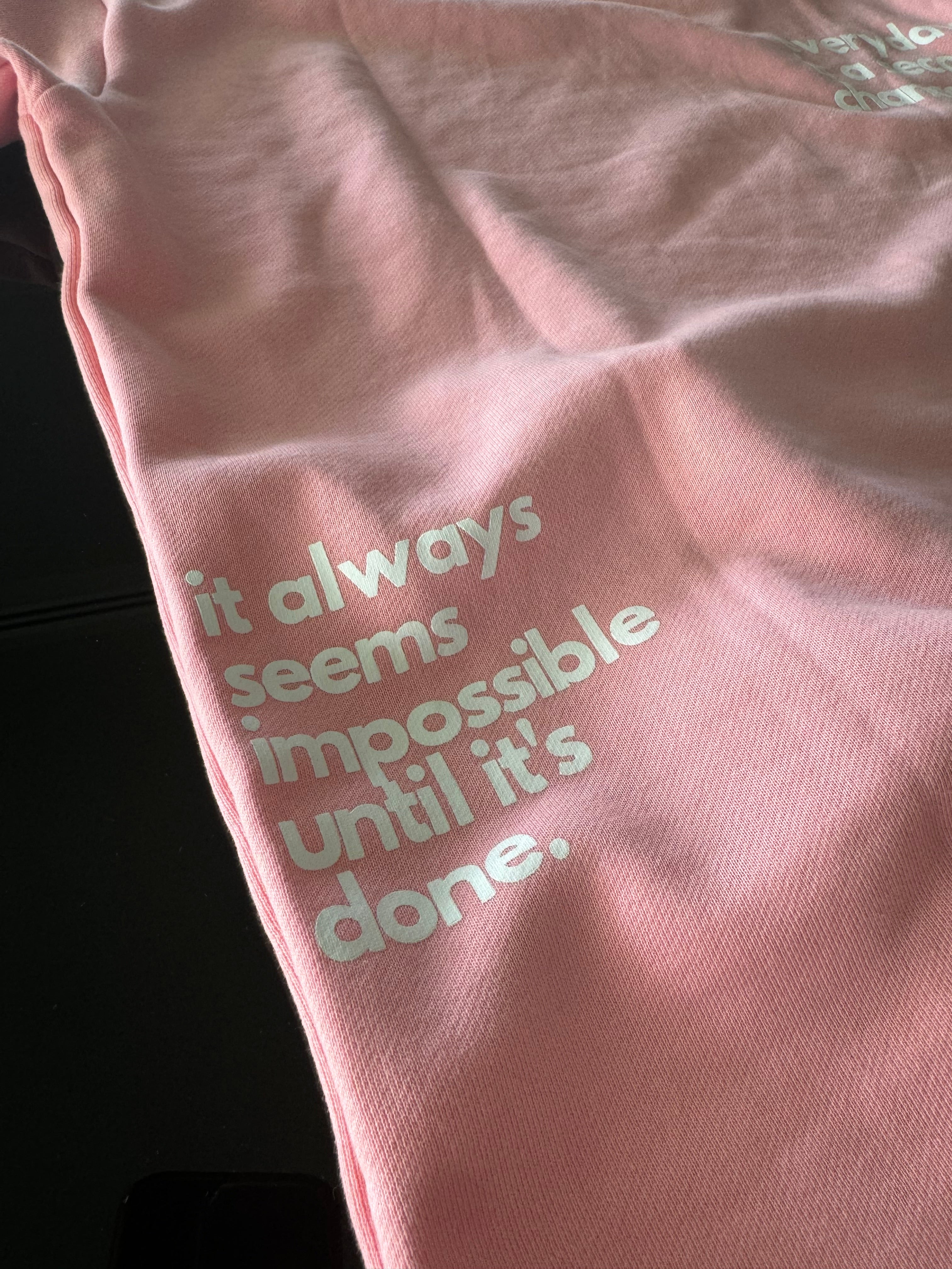 Camiseta rosa del personaje principal