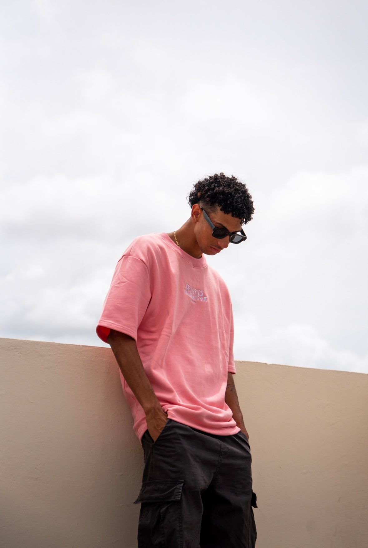 Camiseta rosa del personaje principal