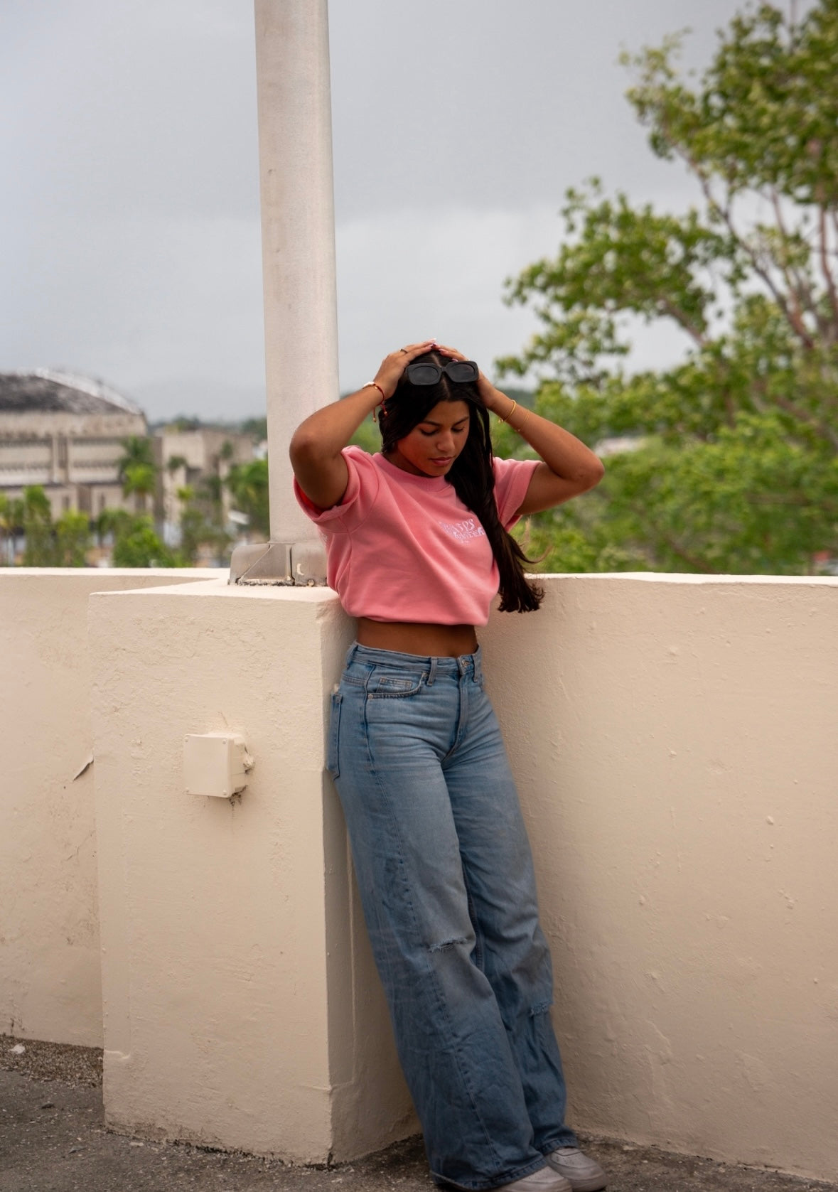 Camiseta rosa del personaje principal