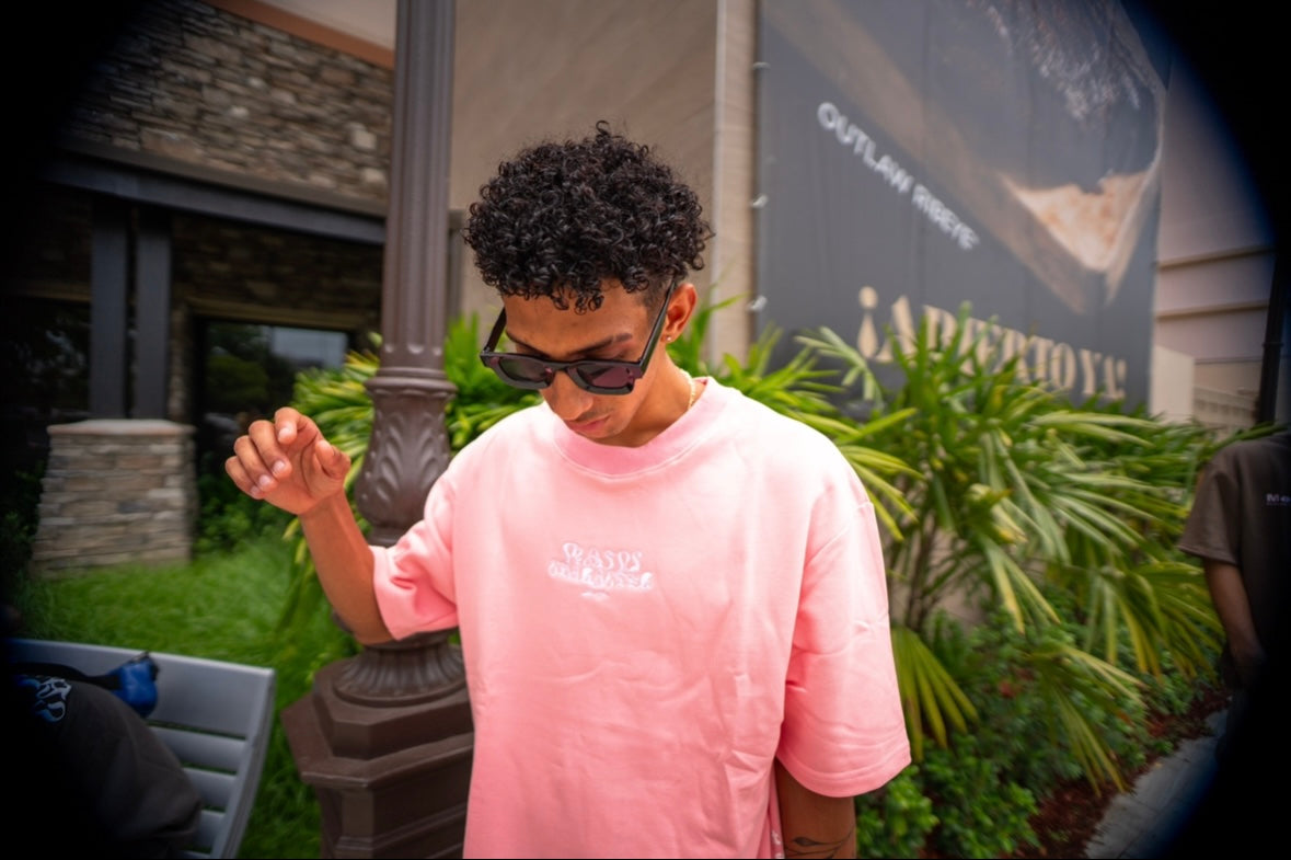 Camiseta rosa del personaje principal