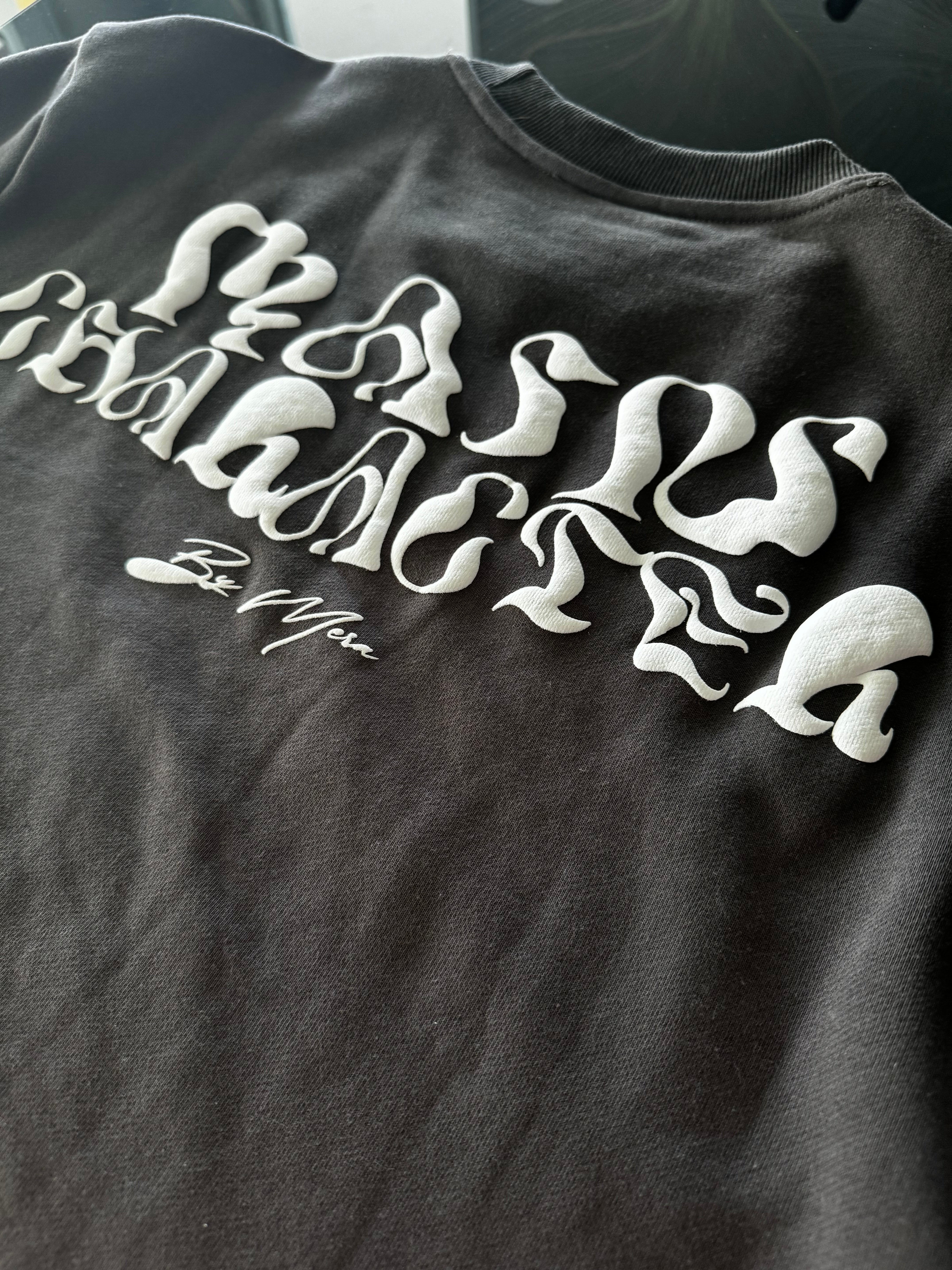 Personaje principal: camiseta gris