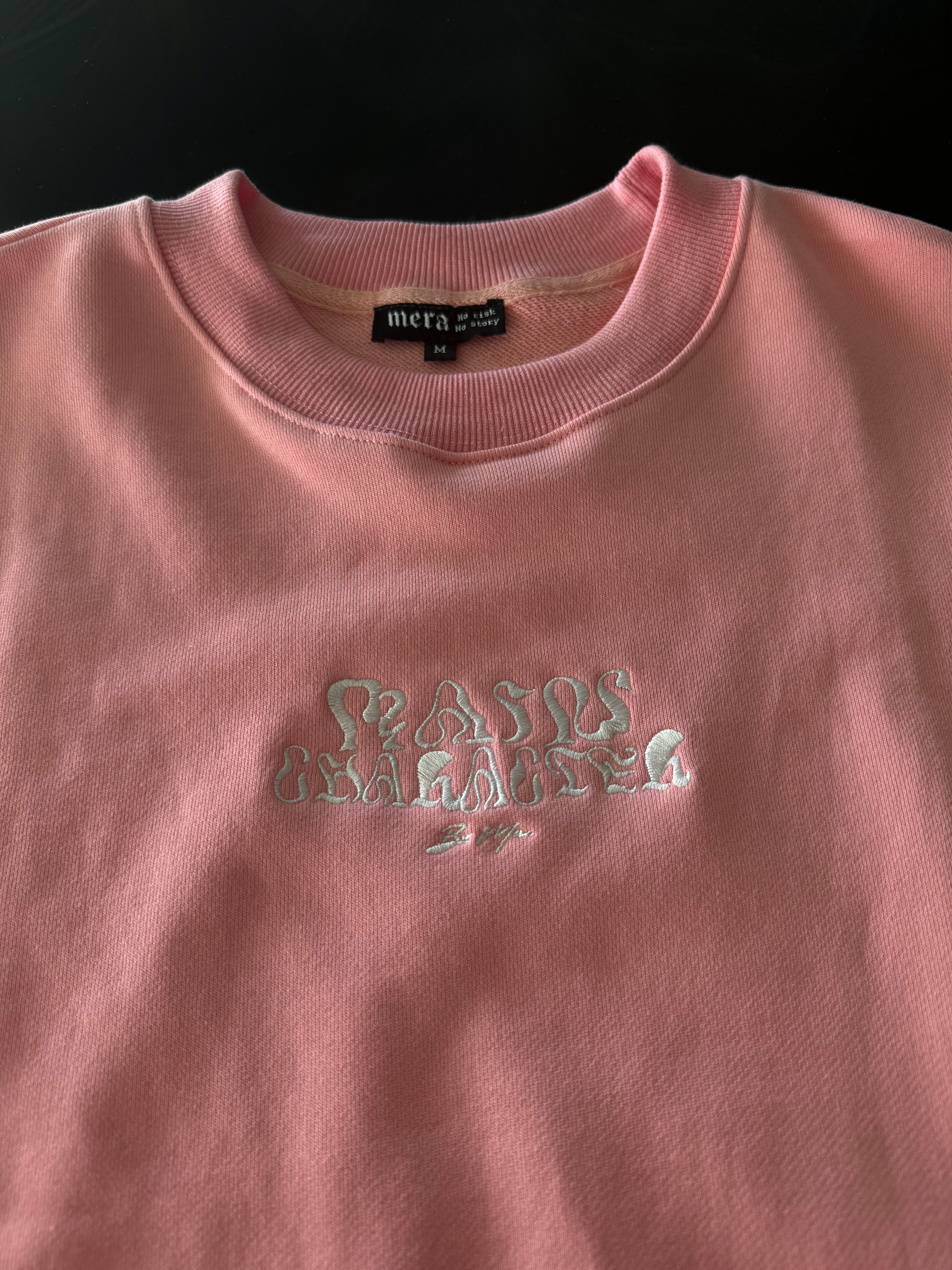 Camiseta rosa del personaje principal