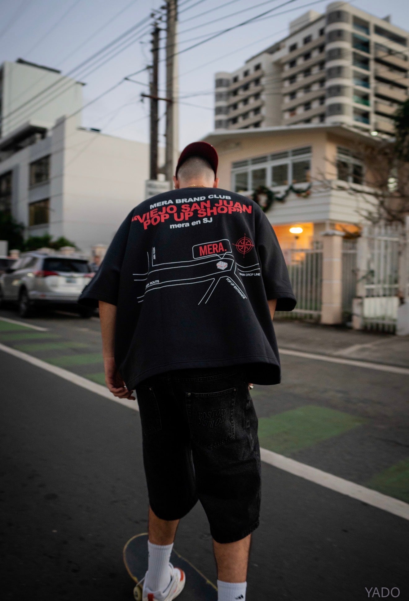 CAMISETA NEGRA POP-UP