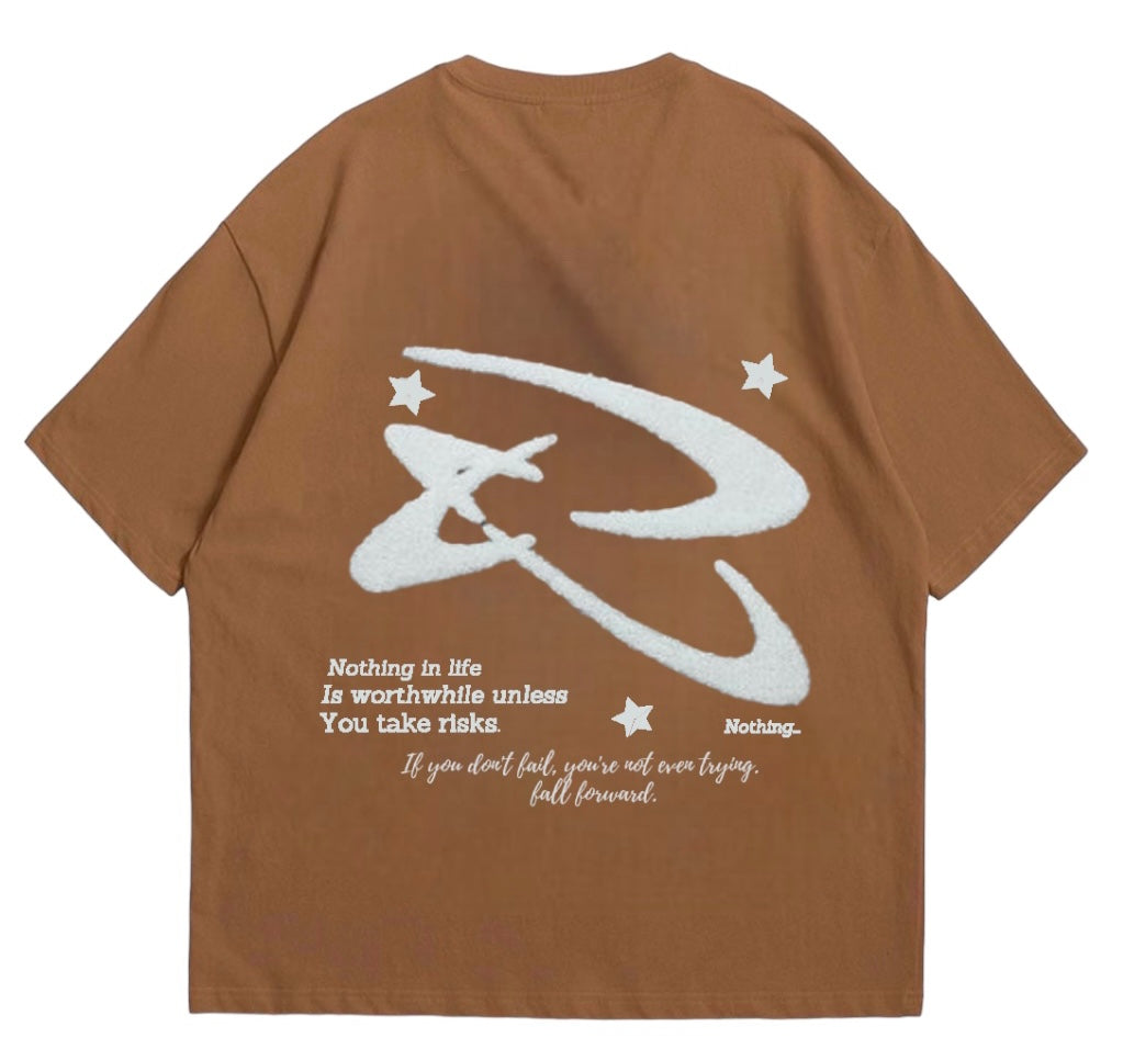 Camiseta marrón "Sin riesgo no hay historia"